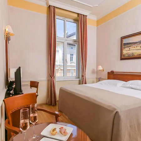 Continental 3* Abbázia