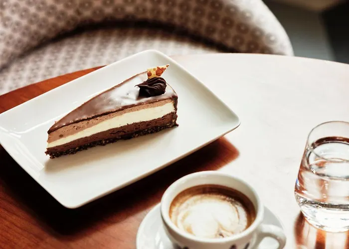 Отель Continental 3*